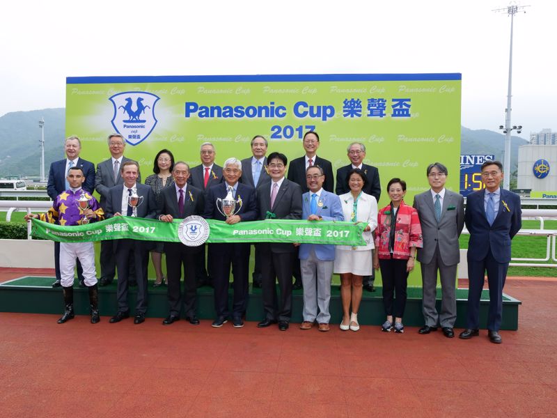 (右六) Panasonic Corporation Appliances Company社長本間哲朗先生、蒙德揚先生伉儷(右五及右四)及蒙倩兒女士(右三)分別頒發獎盃予勝出馬主、練馬師及騎師。